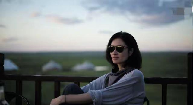 42岁沈佳妮健身照，腰臀比封神，终于懂朱亚文为啥说生理性喜欢