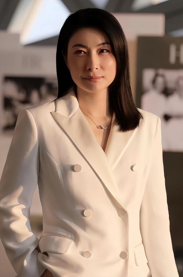 霍启刚高调官宣喜讯仨月，郭晶晶再破天花板，让整个贵妇圈沉默了