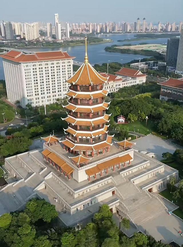 厦门集美市民公园，城市中的绿洲，园中集美塔总建筑高度79.5米