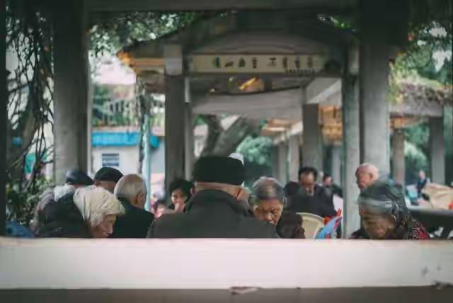55岁阿姨相亲一见钟情，当晚同居，第二天起床竟不知对方姓名！