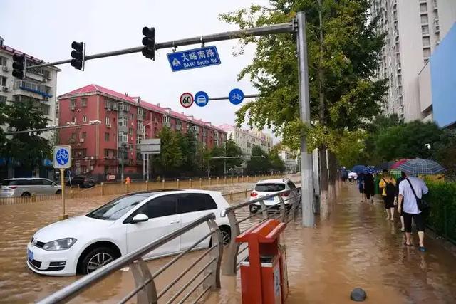 实拍北京暴雨：白昼变黑夜，狂风摇树让人捏把汗