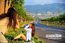 沿着网红灯杆，一路打卡盐湖图片