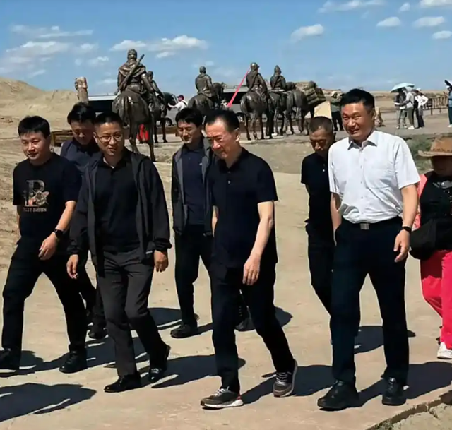 71岁王健林现身新疆，近照骨瘦如柴，王思聪却在国外和女友狂欢