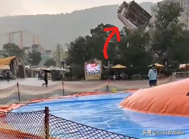 360度旋转淋雨 游客体验全自动洗人机 网友：雨露均沾 还带翻面儿！