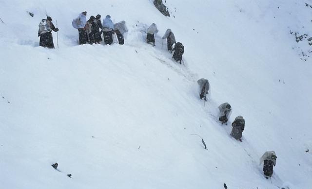 17名登山队员遇难，七年后日记中留下诡异话语：我们错了，救救我