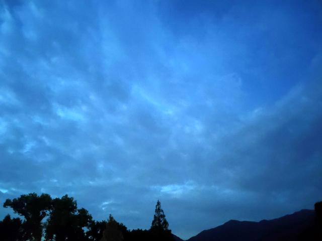 站在同一个地方，想看到不一样的风景，那就请抬头——