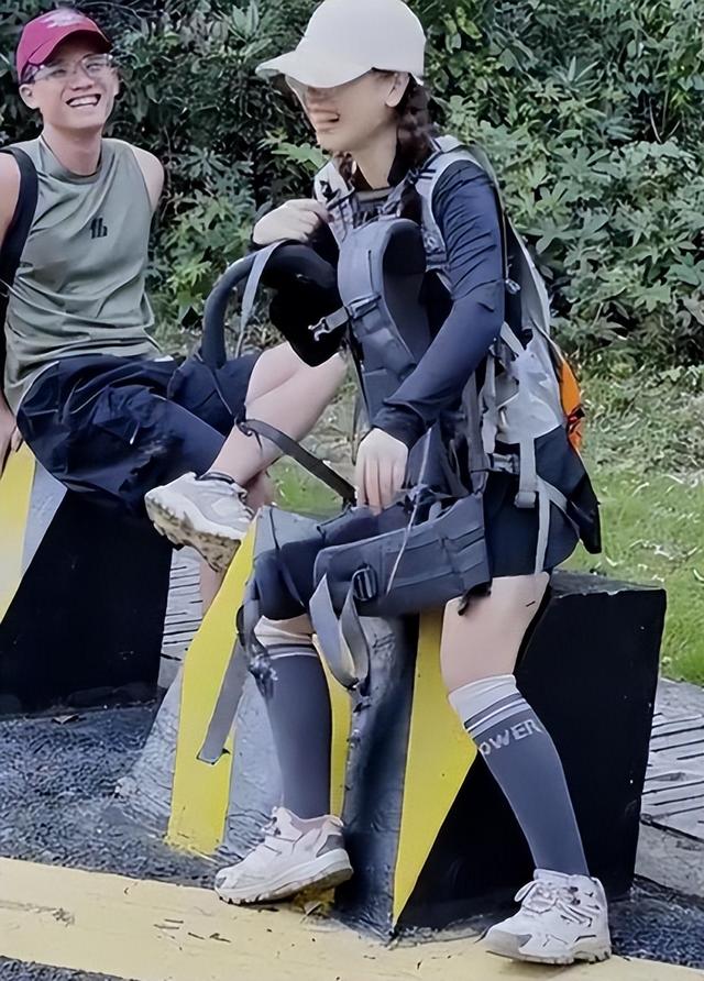 广东女子登山崴脚，被陌生小伙背40分钟下山，恶心一幕出现了