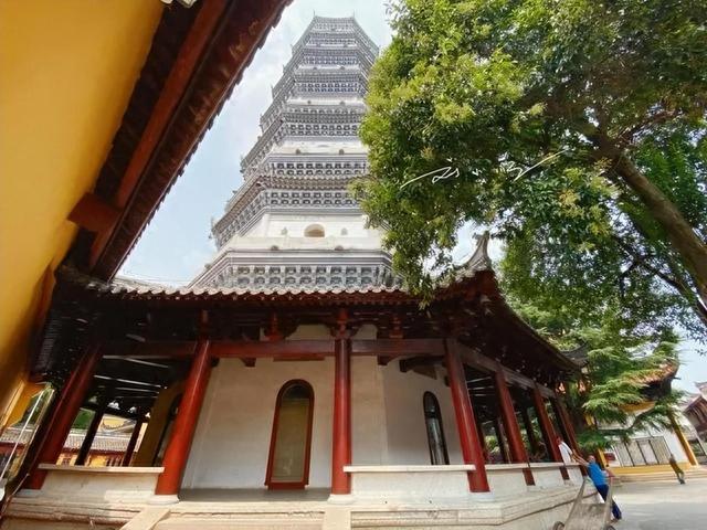 安徽安庆“第一寺”：招牌上竟有“错别字”，多数游客没发现？