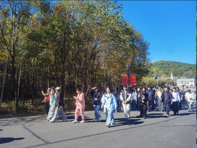 阿城区举办第十六届金龙山红叶观赏季开幕式暨千人登山活动