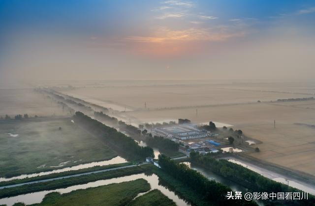 辽宁盘锦：红海滩国家廊道日出美景如画