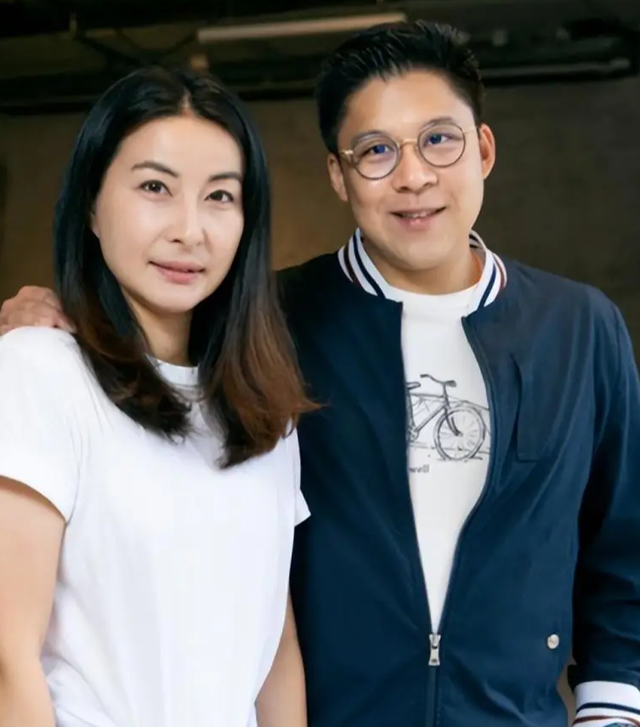 三连升！霍启刚官宣喜讯，新身份给郭晶晶长脸，让李嘉诚不敢吭声