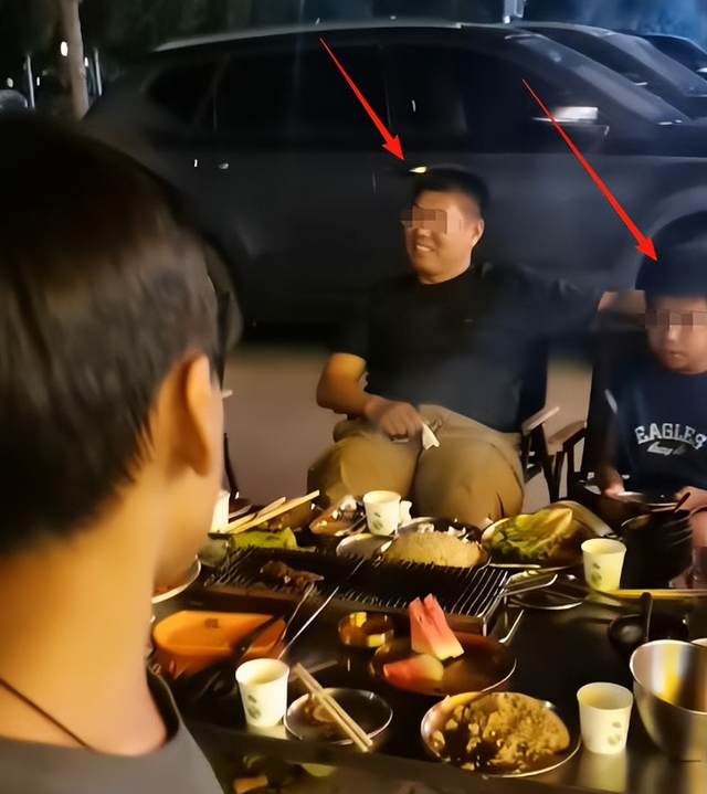 亲爹把儿子扔新疆国道上！妈妈烈日徒步1.5公里寻找，后续很寒心
