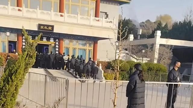 唐嫣罗晋现身！罗晋父亲葬礼现场	，罗晋手持照片，唐嫣紧随其后