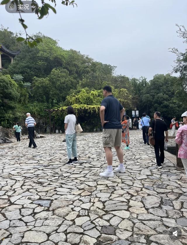 姚明国庆带一家人江苏旅游，女儿姚沁蕾15岁身高1米93打扮太成熟