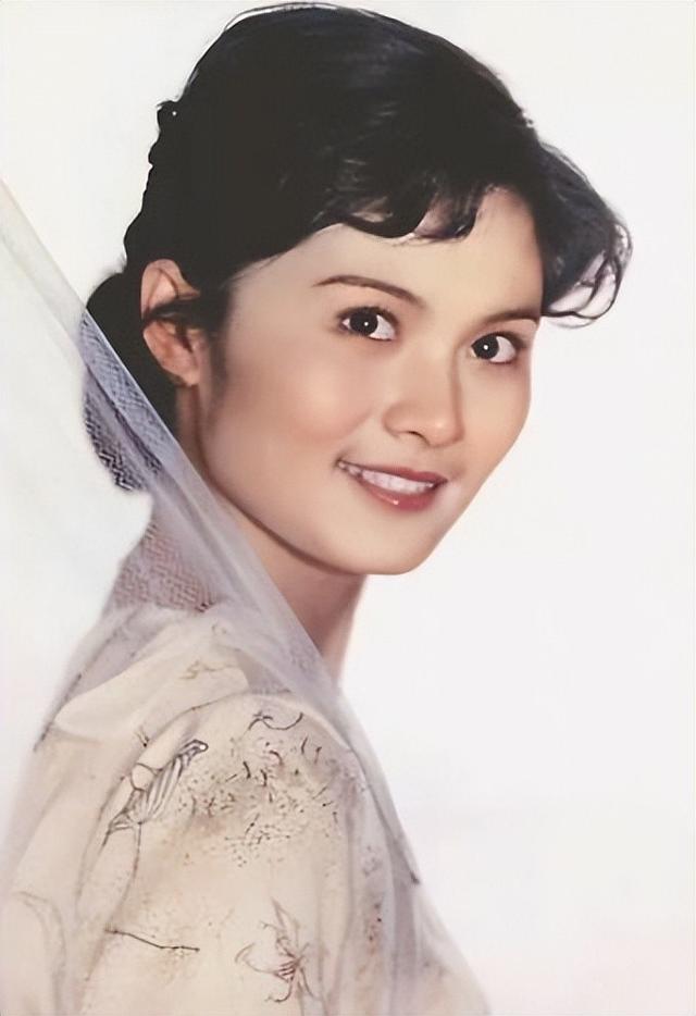 她是天生丽质的美女演员，嫁给军委副主席之子	，离婚后成知名画家