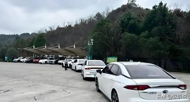十一景区人山人海，高速充电桩抢破头，谁才是罪魁祸首？