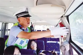 筑牢农村道路安全防线图片