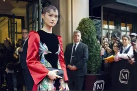 李宇春一到国外就变样！孔雀裙配“铜钱头”惊艳红毯，美得像换脸图片