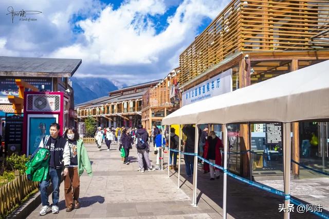 玉龙雪山有点过分,其实不用坐索道,光游客中心都能逛吃玩上一天