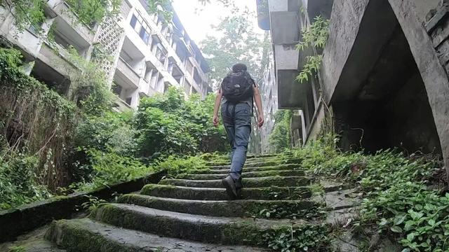 重庆南温泉发现废弃溶洞景区，内部层层石梯让人联想到盗墓笔记