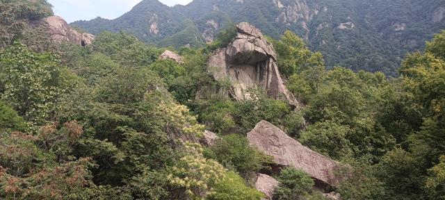湖光山色，碧波微澜下的翠华山山崩奇观