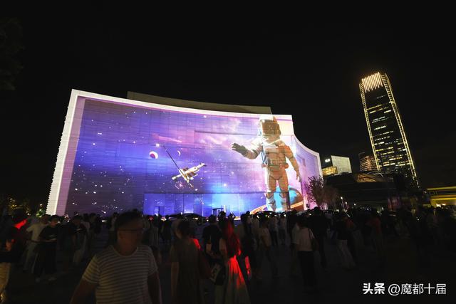 周边商场瞬时客流破纪录！上海国际光影节点亮消费新场景