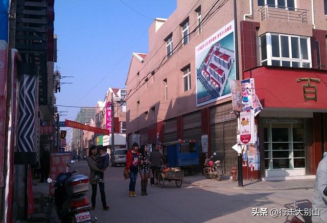 黄梅小池镇，现在鄂东经济第一强镇，曾经是省际边缘的落后乡镇