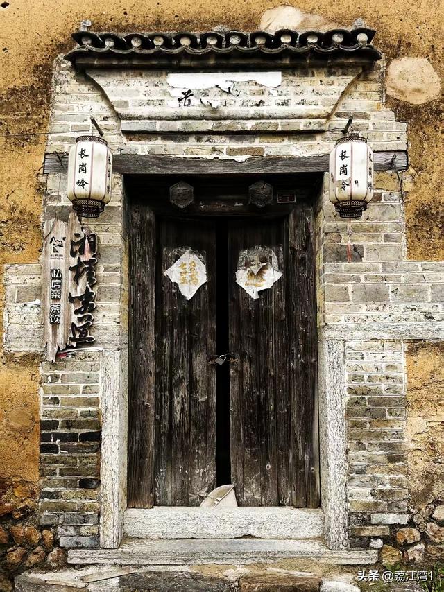 游长岗岭古村，观飘黄银杏