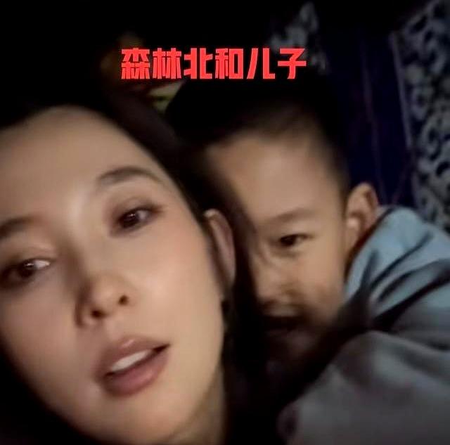 森林北原来还有儿子，难得带儿子出镜拍视频，儿子很害羞
