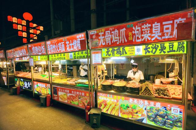 兰州正宁路小吃夜市，一条街，百种味，感受舌尖上的西北风情