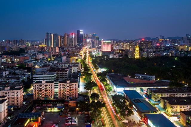 龙峰塔下，聆听龙华三十余载步履与回响