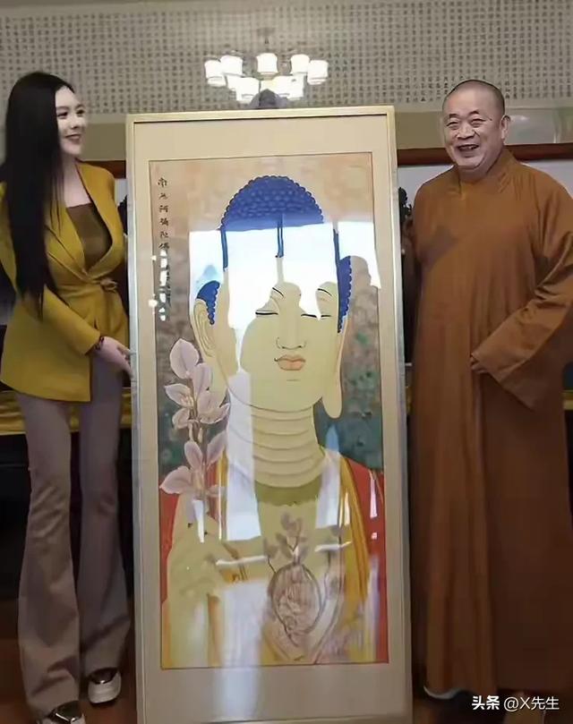 释永信与95后美女合影，对方长得漂亮，身材火辣，大长腿抢镜