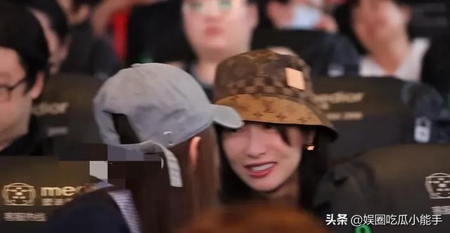 宋茜陈梦逛街被偶遇，两人聊的特别开心，陈梦笑的眼睛都成一条缝