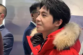 俞灏明现身石家庄参加活动，脸部状态扛住了近镜头，本人真的超帅图片