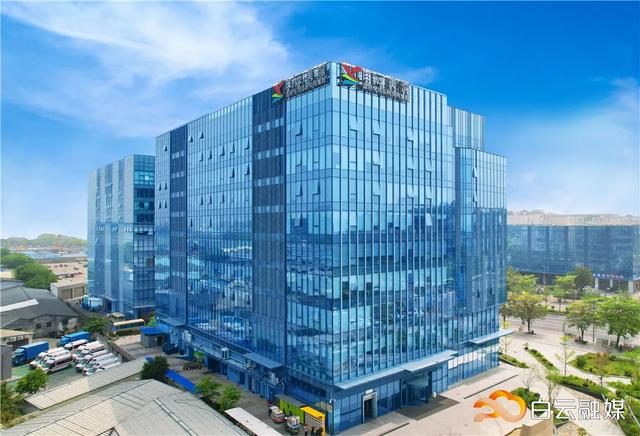 一场时尚大秀,一座大城闪亮