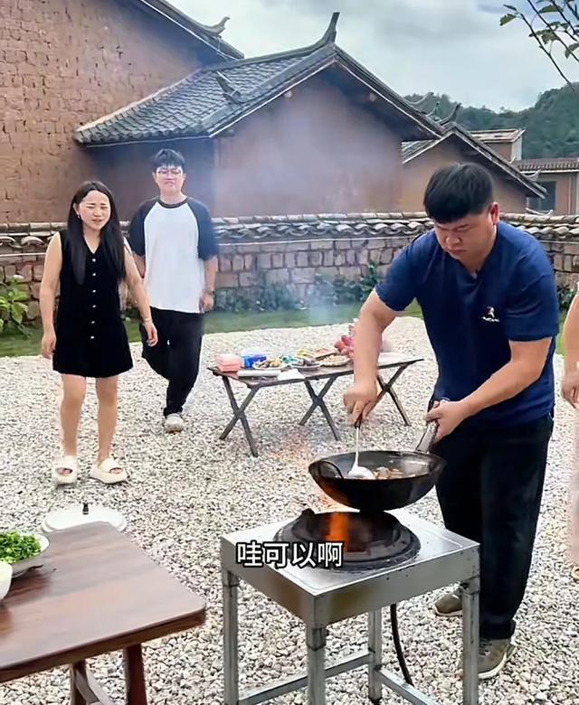 小凤吃饭金哥帮她打伞，婆婆看不下去把伞拿走，评论区炸锅了！