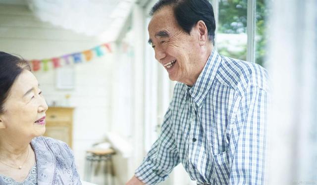 92年我被单位开除，我问领导你认识我父亲吗？领导：他算什么东