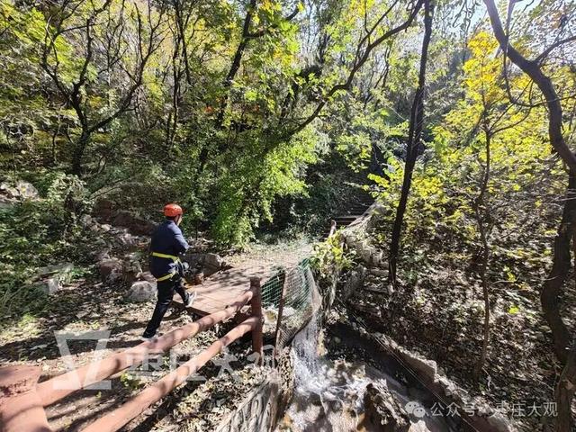 红叶季，在枣庄抱犊崮崖壁上拍到我的人生照片！