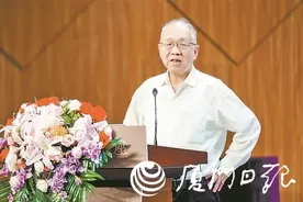 数学家丘成桐来厦给中学生上课图片
