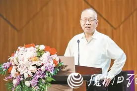 数学家丘成桐来厦给中学生上课图片
