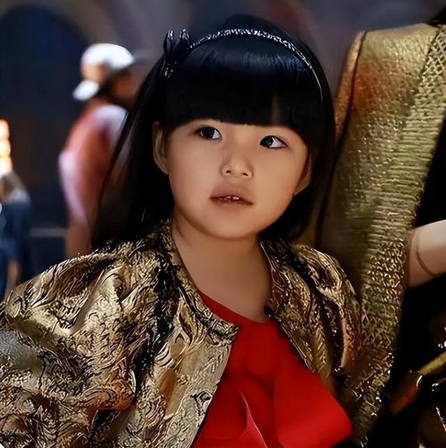 李湘女儿和梅婷女儿同框后，才发现，气质不是用钱就能砸出来的