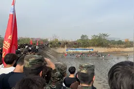 武汉高校150余名师生比赛摸鱼，捕捞上岸4300余斤鲜鱼请全校师生免费吃图片