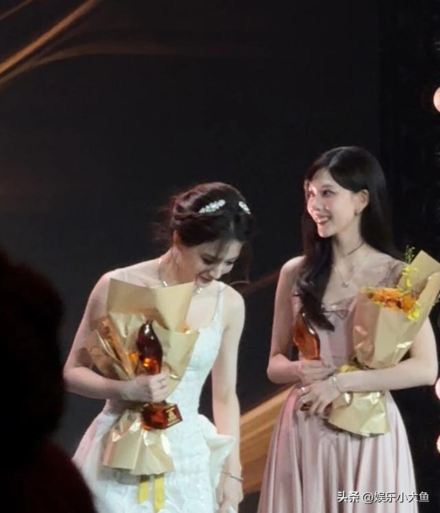 徐璐出席搜狐时尚盛典，穿吊带蕾丝裙勾勒出曼妙身姿，灵动又漂亮