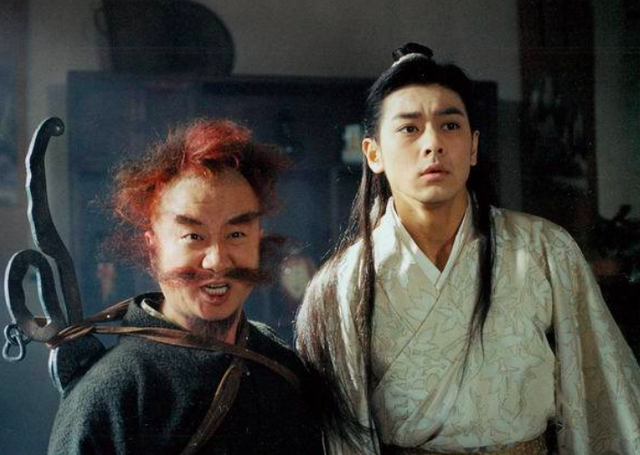 李保田54岁儿子中年叛逆，纹花臂打耳钉戴佛珠	，回应：父在不留须