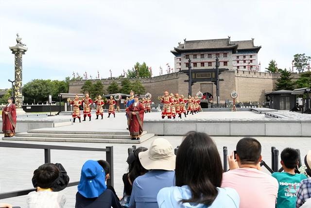 暑假西安城墙旅游热 迎宾开城仪式带领“穿越古今”