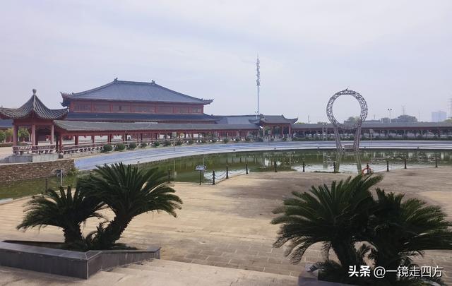 在“天仙配”传说的故事发生地孝感，建有一座“凤凰天仙城”