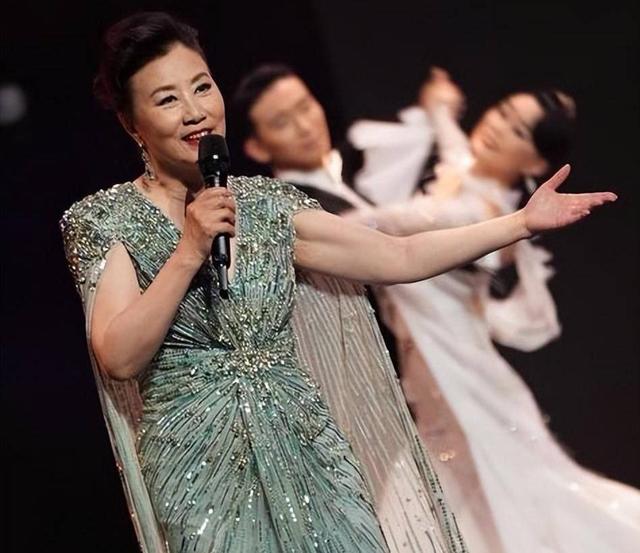 78岁连路都走不稳还开演唱会，全网骂声一片，她却扬言回馈粉丝