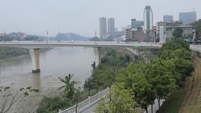 走进越南边境老街省，一桥之隔的中越城市差别有多大，对面是中国