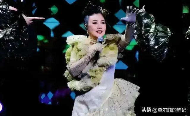78岁连路都走不稳还开演唱会，全网骂声一片	，她却扬言回馈粉丝