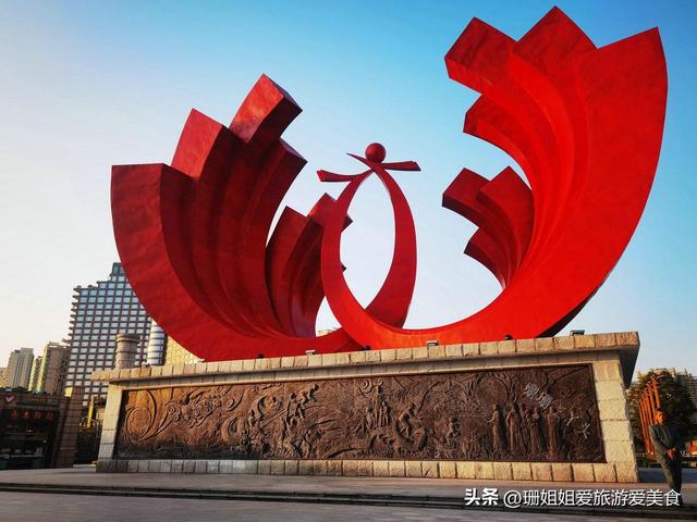 清远城市会客厅，在母亲河北江河畔，有城市地标雕塑：丹凤朝阳